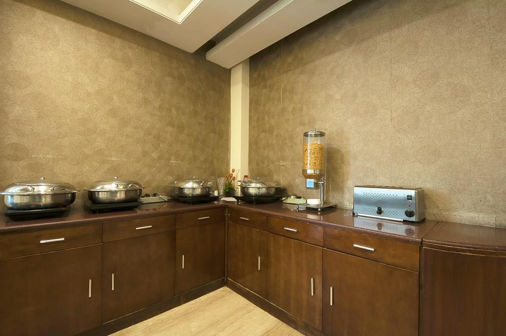 Alpina Hotels & Suites New Delhi Extérieur photo
