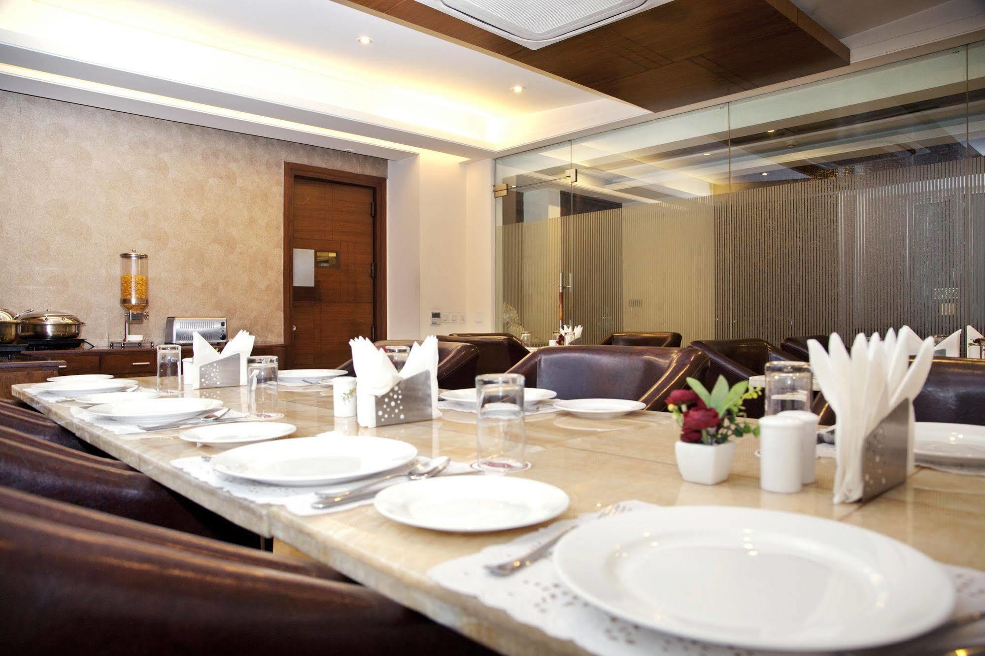 Alpina Hotels & Suites New Delhi Extérieur photo