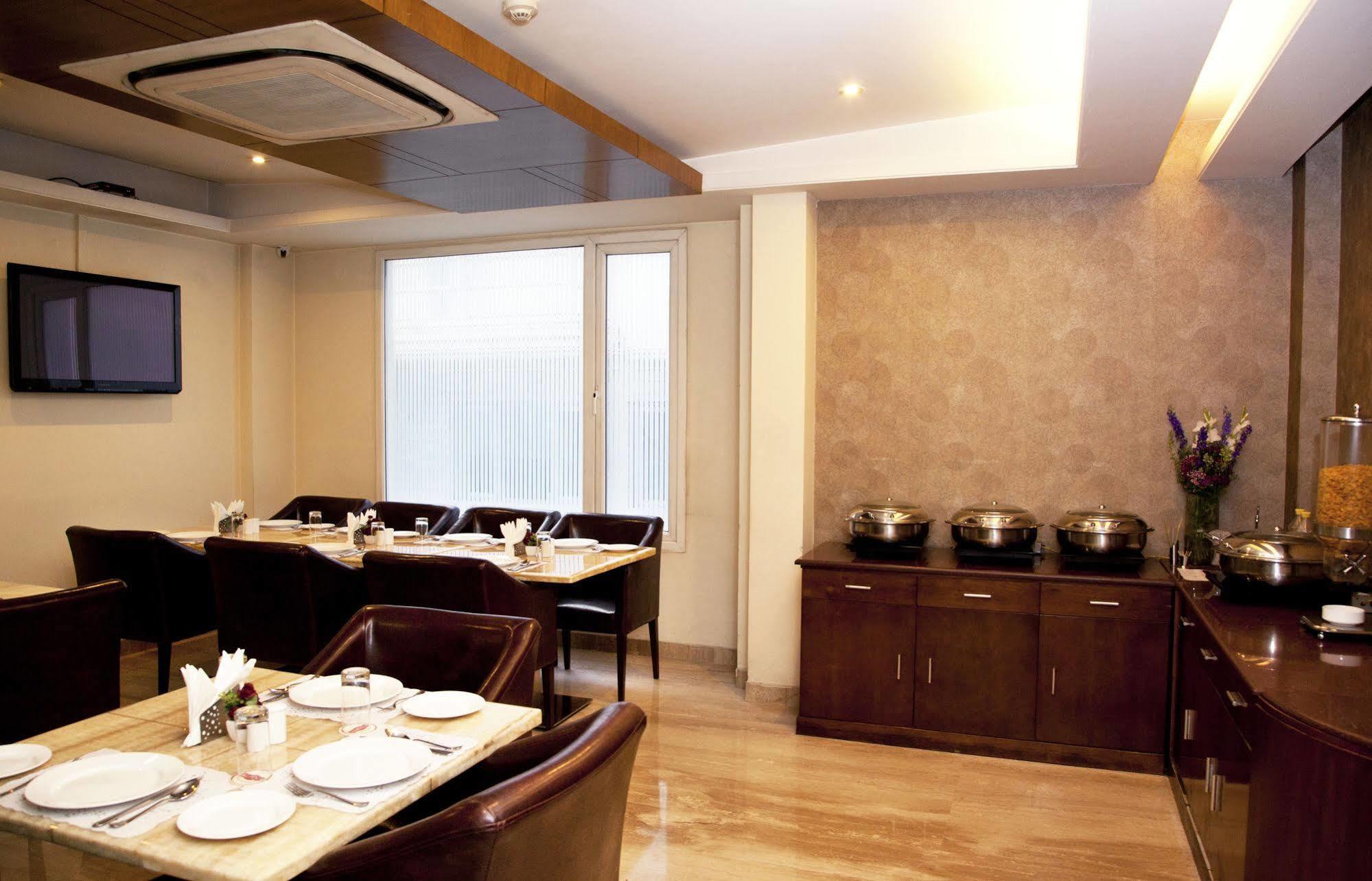 Alpina Hotels & Suites New Delhi Extérieur photo