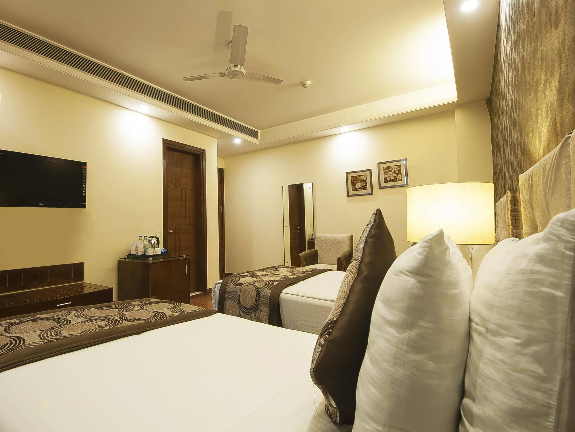 Alpina Hotels & Suites New Delhi Extérieur photo
