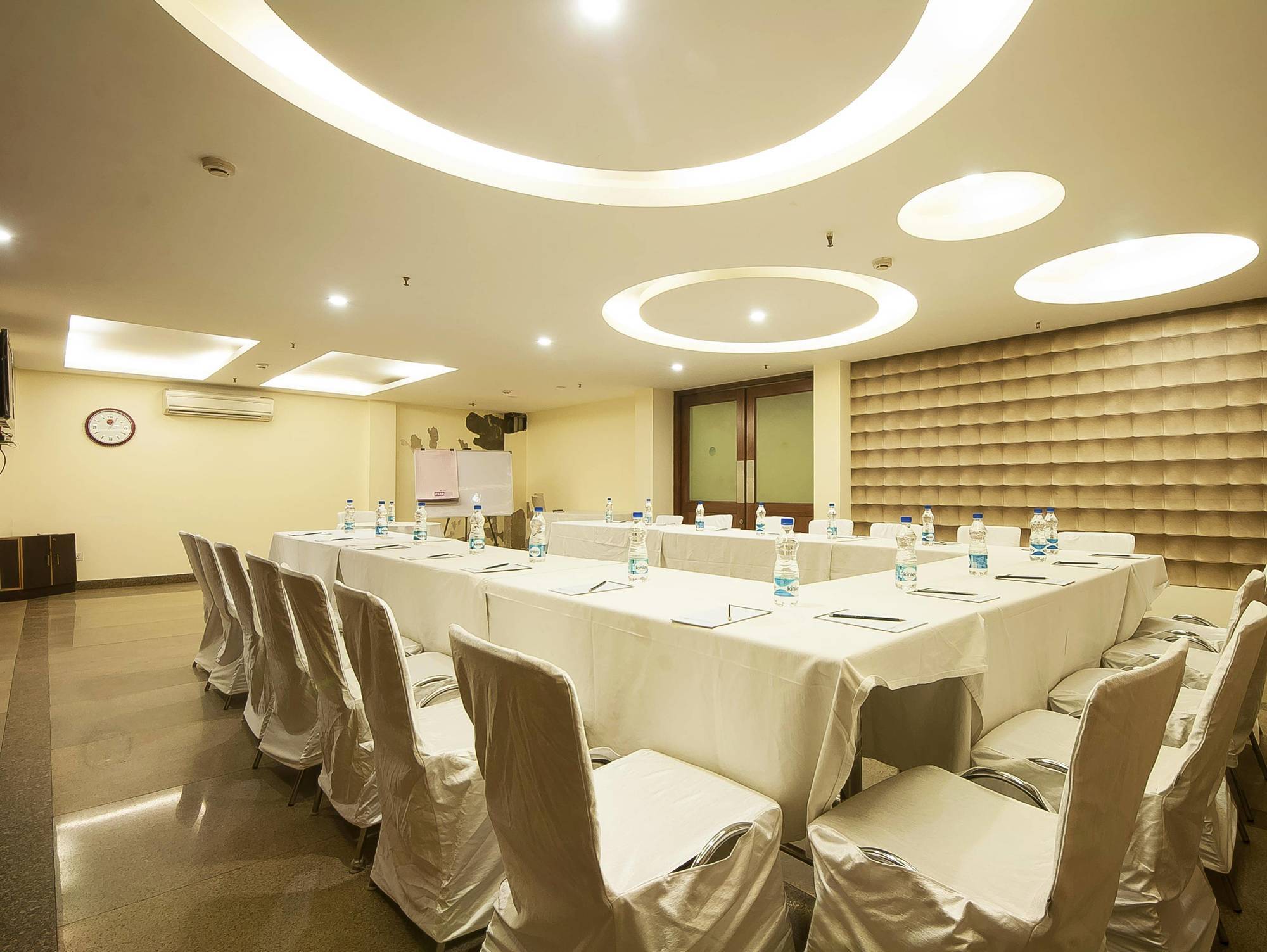 Alpina Hotels & Suites New Delhi Extérieur photo