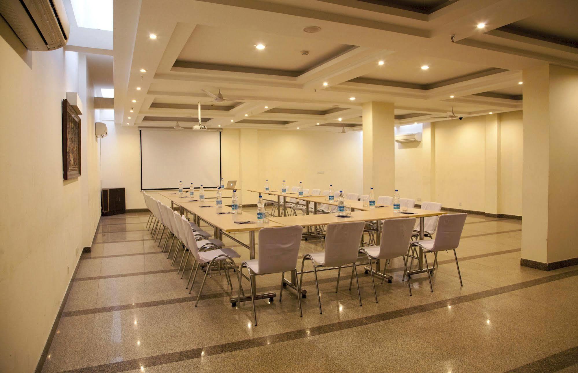 Alpina Hotels & Suites New Delhi Extérieur photo